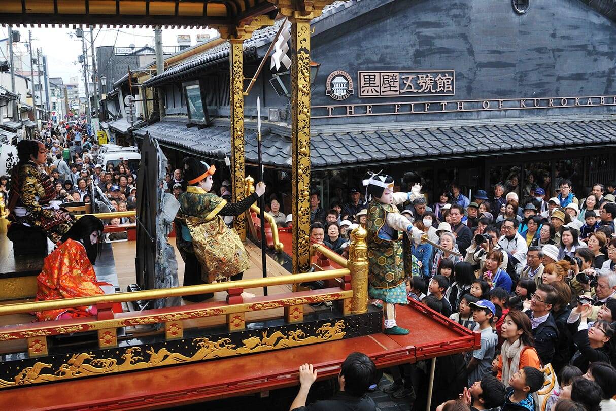 黒壁スクエアでの祭りの風景