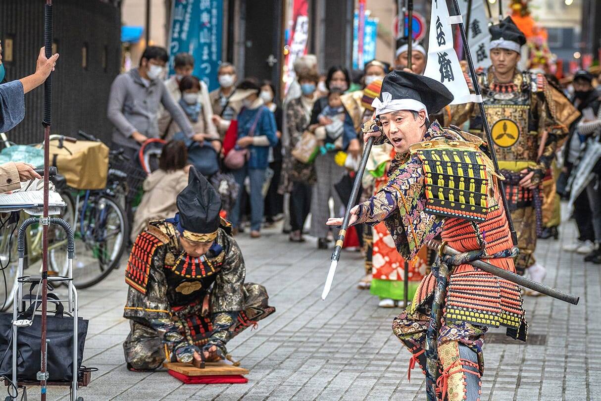 甲冑姿の男性がポーズをとる様子